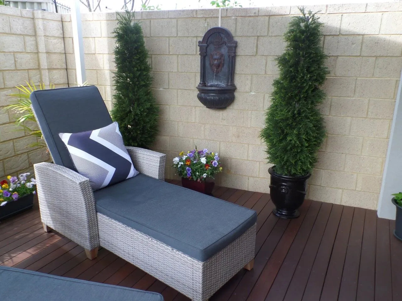 Solar Rustic Lion Spout Wall Water Feature with LED